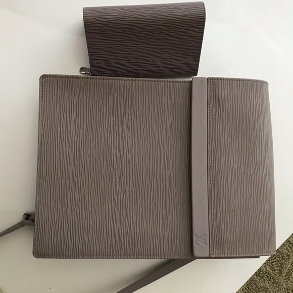 Ladies Louis Vuitton Epi Brand ladies purse - Picture 1 of 2